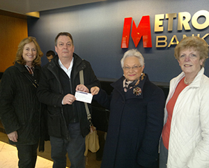 18032016-Metro-Bank-and-£2500.00-cheque-hand-over-2905