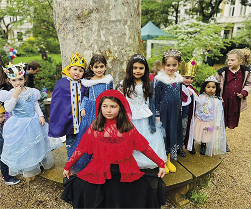 kids-dressed-up-round-tree